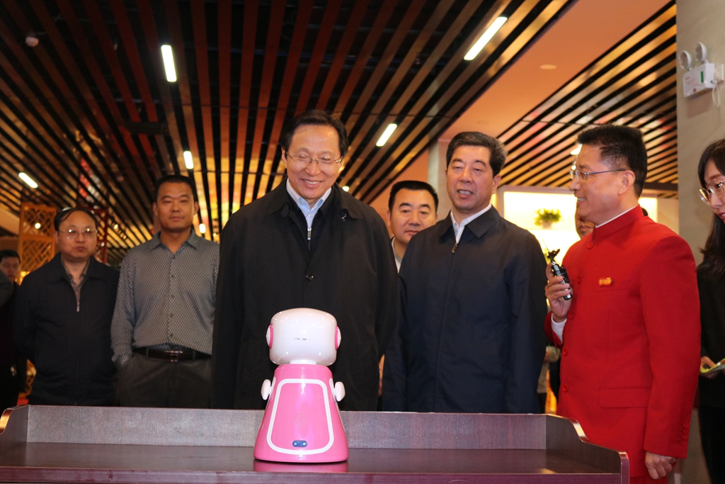 1493175365431221.jpg 农业部长韩长赋与pg国际智能机械人“红红”互动_副本.jpg