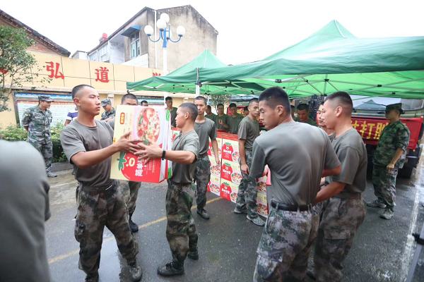 上前列送温暖，pg国际集团赴固始县慰问抗洪一耳目民子弟兵